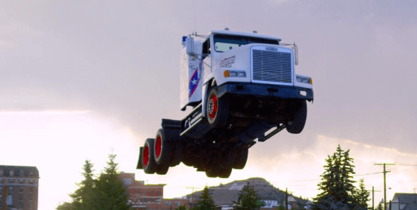 Этот грузовик совершил самый длинный прыжок в истории. Видео