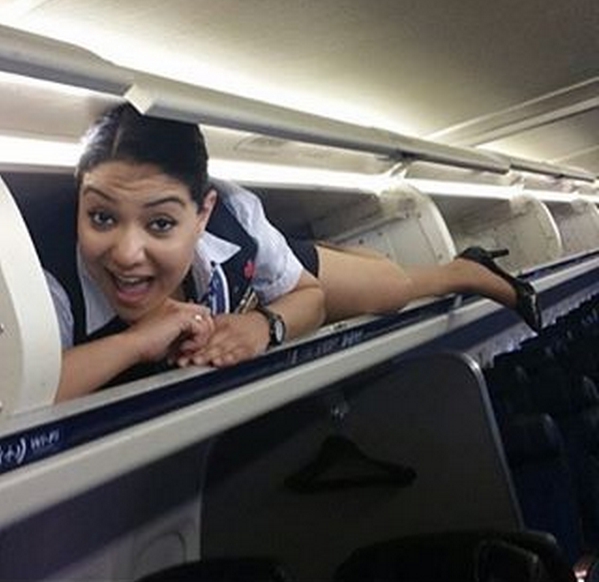 Стюардессы «взорвали» интернет акробатическими трюками в самолете. Фото