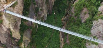Стеклянный мост в Китае пугает туристов. Фото