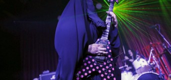Мусульманка играет хеви-метал рядом с Кораном. Фото