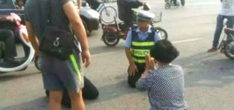 Хит сети: китайские полицейские встали на колени перед пьяным водителем. Видео
