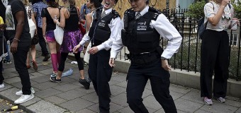 Хит сети: лондонский полицейский зажигает танцем толпу. Видео