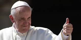 Папу Римского развеселил ребенок в наряде понтифика. Фото