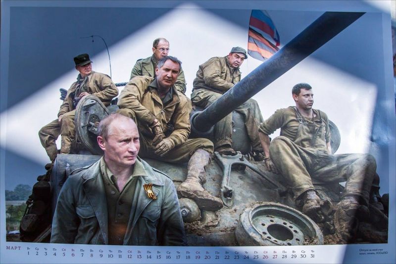 Хит сети: в России выпустили ватный календарь с Путиным на войне. Фото