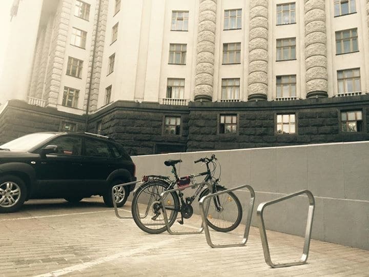 В сети высмеяли парковку для «велосипеда Яценюка». Фото