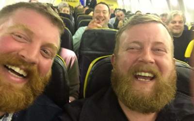 Двойники случайно встретились в самолете. Фото