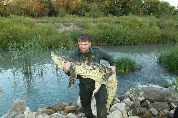 Кадыров опубликовал курьезное видео, где он поймал крокодила