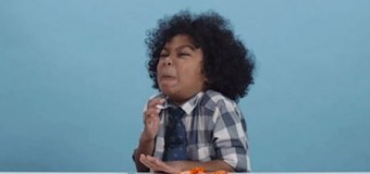 Курьезная реакция детей на кислые конфеты «взорвала» сеть. Видео