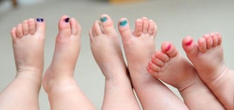 Родители различают тройняшек-близнецов по цвету лака на ногтях. Фото