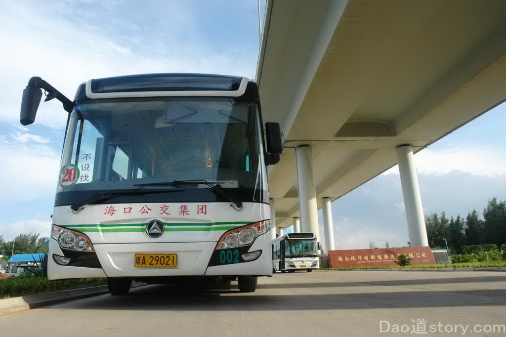 Хит сети: китаянка покинула автобус на ходу через окно. Видео