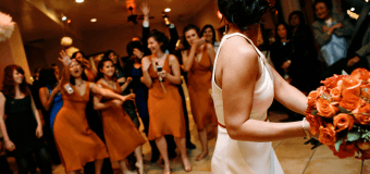 Видео о том, как правильно ловить букет невесты «взорвало» сеть