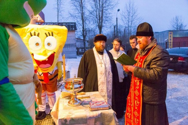 Цирк в России: священник открывает кафе вместе с Губкой Бобом. Фото