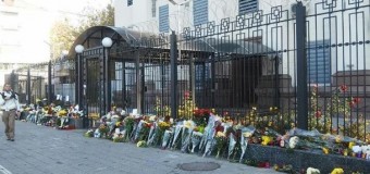 Крушение А321: в Киеве несут цветы к посольству РФ. Фото