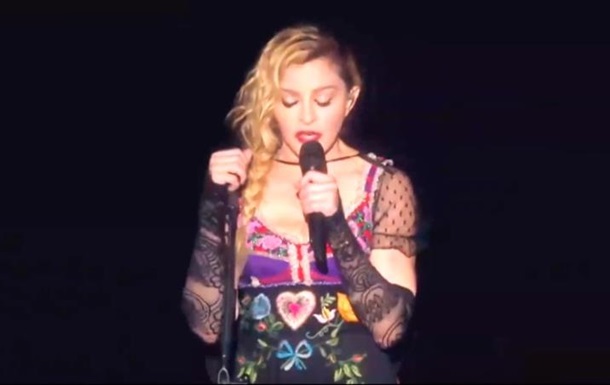 Мадонна искренне расплакалась на сцене из-за терактов в Париже. Видео