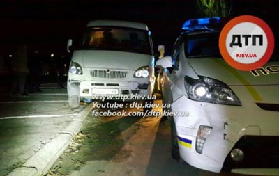 Пьяный водитель в Киеве разбил два патрульных авто. Видео