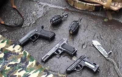 В Киеве 17-летний парень принес на Майдан оружие и гранаты. Видео