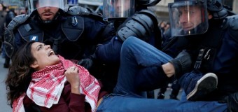 Во время протестов в Париже арестовали не менее 100 человек. Фото
