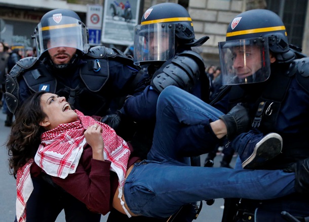 Во время протестов в Париже арестовали не менее 100 человек. Фото