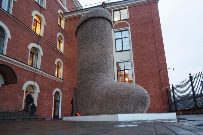 В Санкт-Петербурге установили памятник, внутри которого можно погреться. Фото