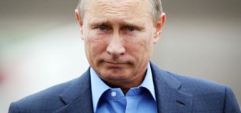 В Крыму Путина облили краской. Фото