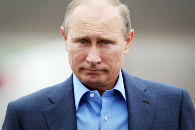 В Крыму Путина облили краской. Фото