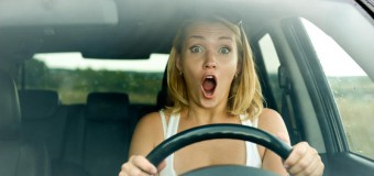 В сети набирает популярность смешное видео с уроками вождения для блондинок