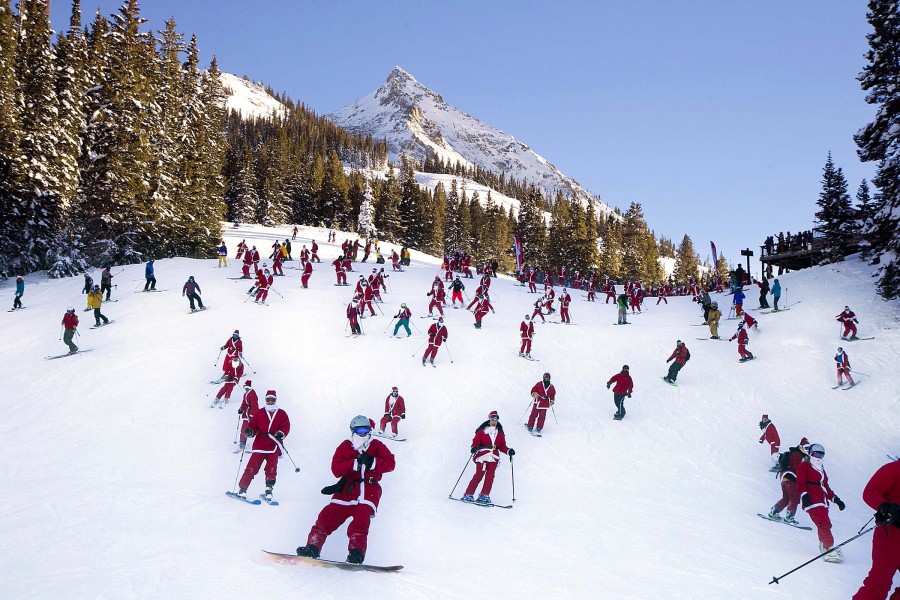Хит интернета: 150 Санта-Клаусов катаются на лыжах и сноубордах. Видео