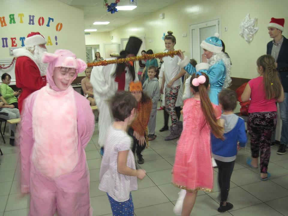 Волонтеры и больничные клоуны устроили праздник для больных детей. Фото