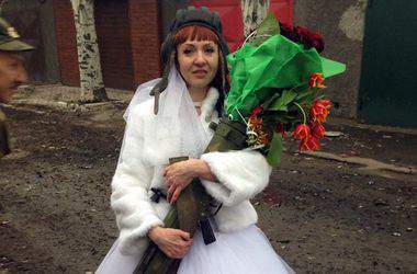 Невеста с гранатометом «взорвала» сеть. Фото
