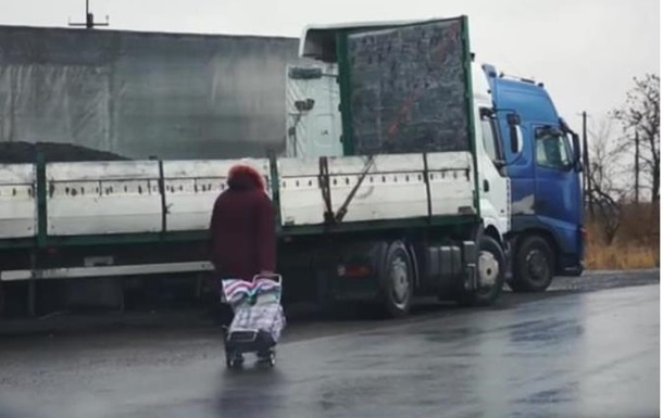 СМИ: из ЛНР вывозят уголь в Россию. Видео