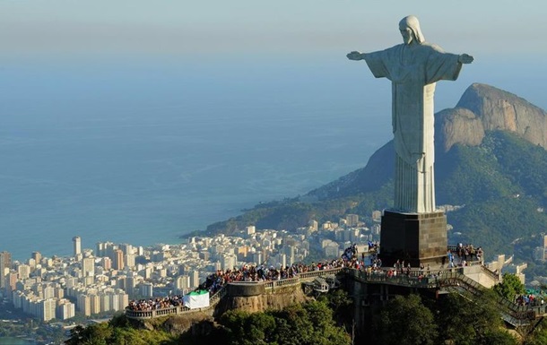 Россияне взобрались на статую Христа в Бразилии. Видео