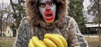 Директор одесского зоопарка «стал обезьяной» в новогоднем видео