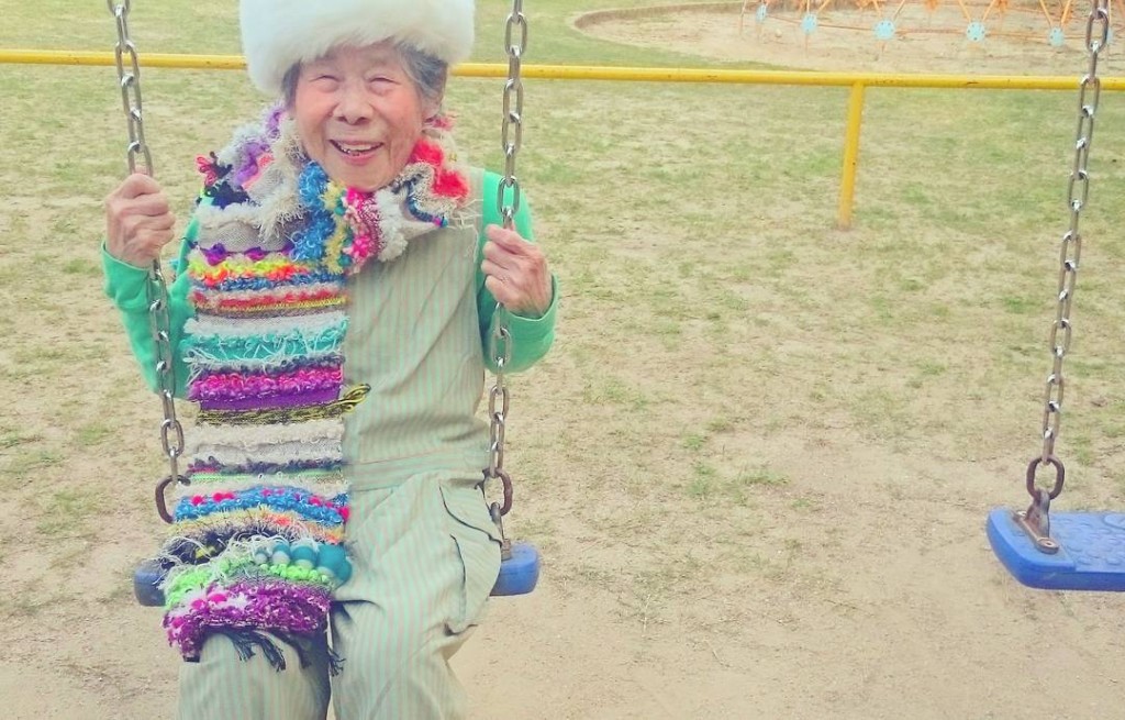 Бабушка стала звездой сети, примерив одежду своей внучки. Фото