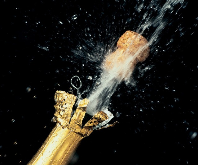Сеть рассмешило «руководство» по неправильному открыванию шампанского. Видео