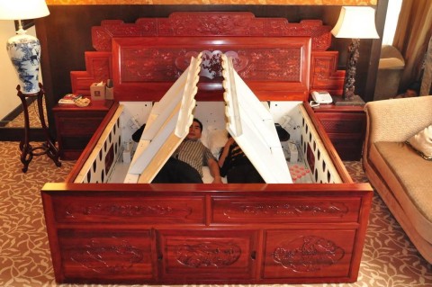 Необычная кровать превращается в убежище во время землетрясения. Видео