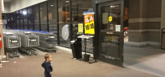 Реакция маленького мальчика на автоматические двери «взорвала» интернет. Видео