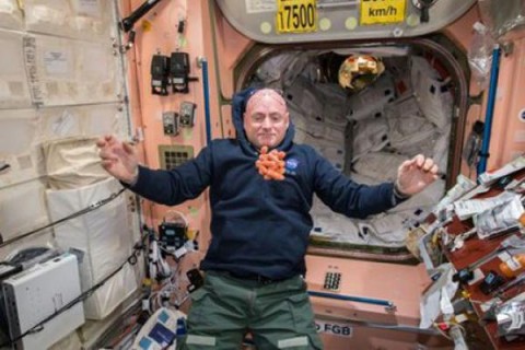 Астронавт удивил сеть игрой в пинг-понг на борту МКС. Видео