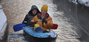 Вояж на байдарке по реке Лыбедь остановил мусор. Фото