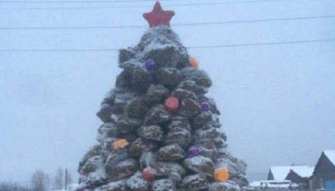 Хит сети: в России слепили новогоднюю елку из навоза. Фото