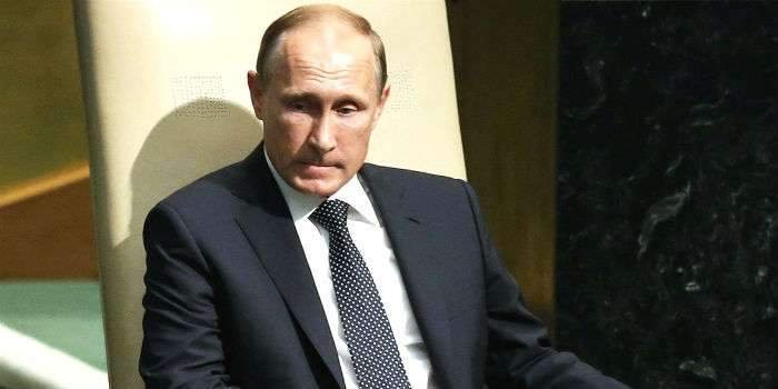 Соцсети троллят Путина за то, что он потратил более 2 млн рублей на тапочки. Фото