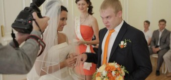 Курьезные свадебные снимки развеселили сеть. Фото