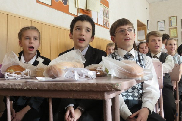 На Новый год детям в ДНР подарили батоны. Фото