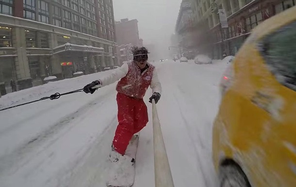 Сноубордист прокатился по улицам Нью-Йорка. Видео