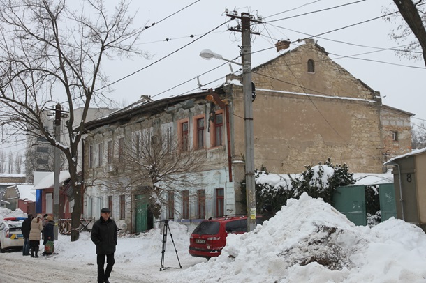 В Николаеве снег провалили крышу жилого дома. Видео