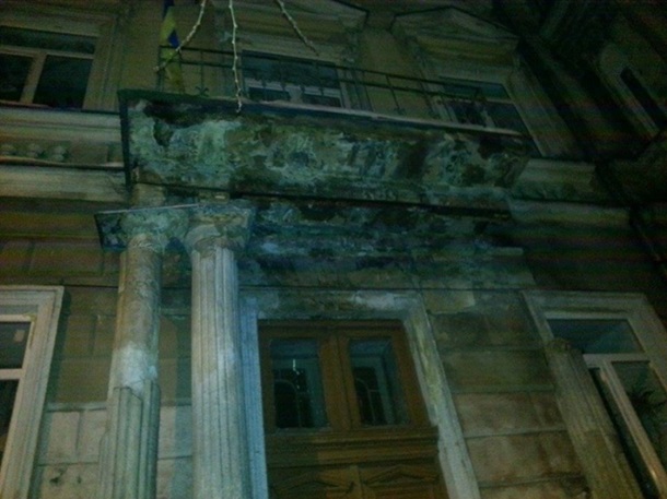 В центре Одессы обрушился фасад школы. Фото