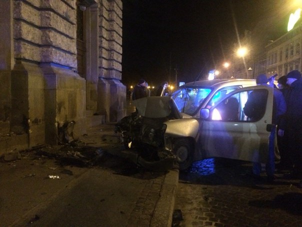 Во Львове авто врезалось в Оперный театр. Фото