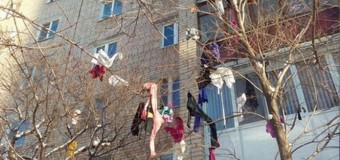 Не все дома: пьяный россиянин выбросил с балкона вещи жены. Фото