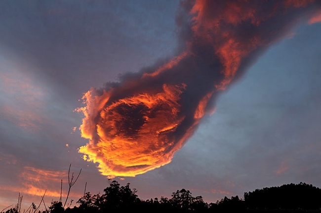 Хит сети: рука Бога грозит португальцам с небес. Фото