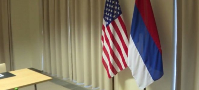 На встрече Керри и Ларова посмеялись над российским флагом. Видео