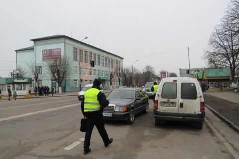 Во время сессии за неправильную парковку авто оштрафовали двух депутатов. Видео